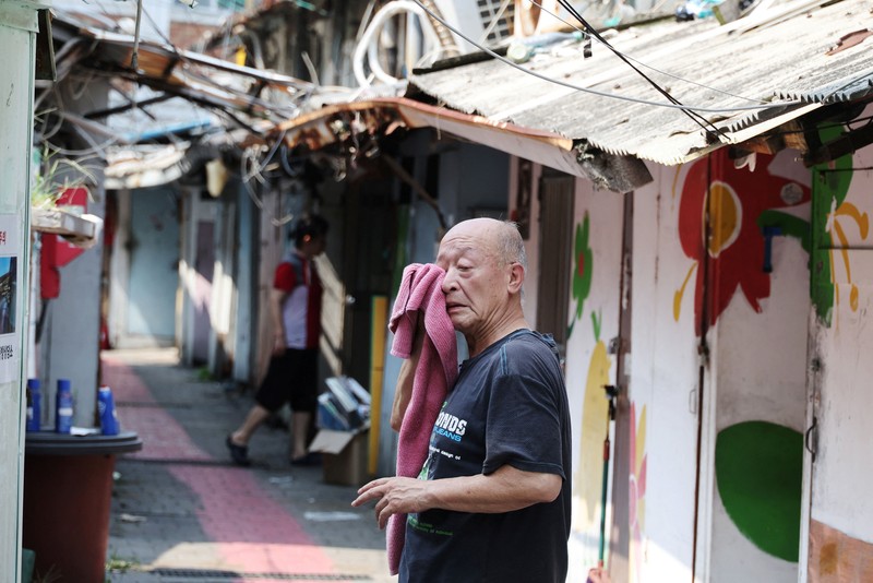 Seorang pria menyeka keringat di sebuah jjokbang village, yaitu kawasan perumahan satu kamar yang sangat kecil, di Seoul, Korea Selatan, 4 Agustus 2026. (REUTERS/Kim Hong-Ji)