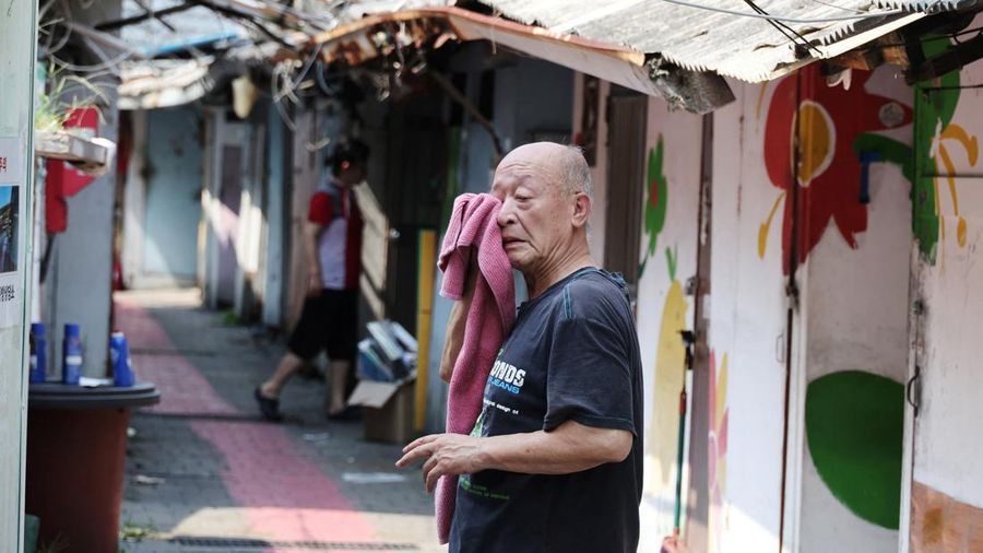 Seorang laki-laki menyeka keringat di sebuah jjokbang village, ialah area perumahan satu bilik nan sangat kecil, di Seoul, Korea Selatan, 4 Agustus 2026. (REUTERS/Kim Hong-Ji)