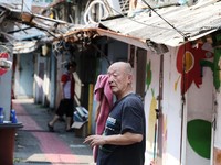 Seorang pria menyeka keringat di sebuah jjokbang village, yaitu kawasan perumahan satu kamar yang sangat kecil, di Seoul, Korea Selatan, 4 Agustus 2026. (REUTERS/Kim Hong-Ji)