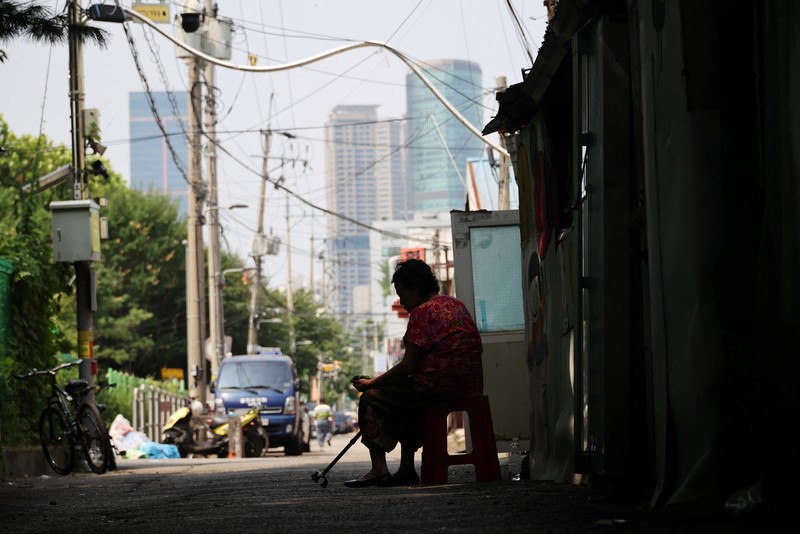 Seorang pria menyeka keringat di sebuah jjokbang village, yaitu kawasan perumahan satu kamar yang sangat kecil, di Seoul, Korea Selatan, 4 Agustus 2026. (REUTERS/Kim Hong-Ji)