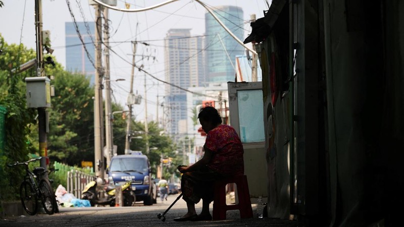 Seorang wanita beristirahat di depan jjokbang, yaitu rumah mungil satu kamar, di sebuah desa jjokbang, di Seoul, Korea Selatan, 4 Agustus 2026.