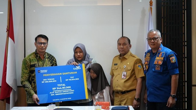 TASPEN Serahkan Manfaat THT dan JKK ke Keluarga Petugas Damkar