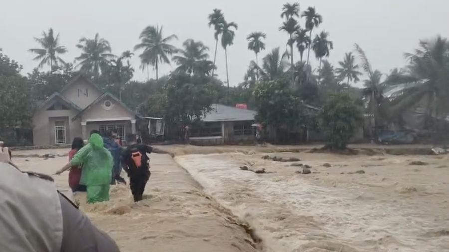 Tim campuran melakukan pemindahan penduduk nan terdampak banjir di sejumlah wilayah di Kota Padang pada Senin (3/8/2026).
