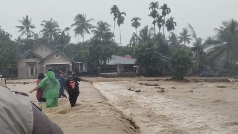 Tim gabungan melakukan evakuasi warga yang terdampak banjir di sejumlah wilayah di Kota Padang pada Senin (3/8/2026).