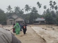 Tim gabungan melakukan evakuasi warga yang terdampak banjir di sejumlah wilayah di Kota Padang pada Senin (3/8/2026). (Dok. BPBD Kota Padang)