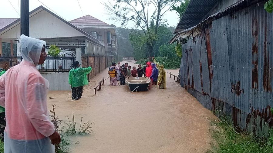 Tim campuran melakukan pemindahan penduduk nan terdampak banjir di sejumlah wilayah di Kota Padang pada Senin (3/8/2026).
