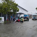 Tim gabungan melakukan evakuasi warga yang terdampak banjir di sejumlah wilayah di Kota Padang pada Senin (3/8/2026). (Dok. BPBD Kota Padang)