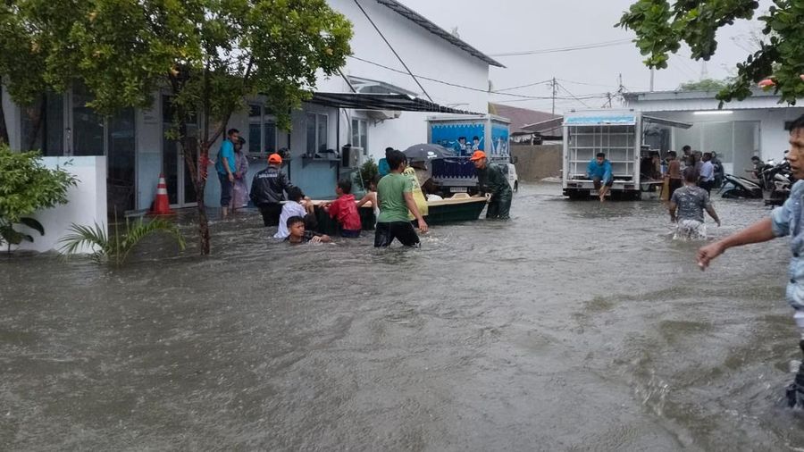 Tim campuran melakukan pemindahan penduduk nan terdampak banjir di sejumlah wilayah di Kota Padang pada Senin (3/8/2026).