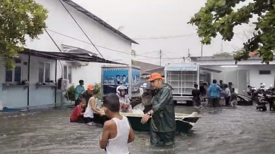 Tim campuran melakukan pemindahan penduduk nan terdampak banjir di sejumlah wilayah di Kota Padang pada Senin (3/8/2026).