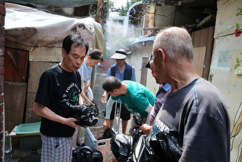 Seorang pria menyeka keringat di sebuah jjokbang village, yaitu kawasan perumahan satu kamar yang sangat kecil, di Seoul, Korea Selatan, 4 Agustus 2026. (REUTERS/Kim Hong-Ji)