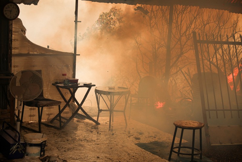 Yunani kembali dilanda kebakaran hutan besar yang menghanguskan lebih dari 100 rumah di wilayah barat laut Athena, Selasa (4/8/2026). (REUTERS/Louisa Gouliamaki)