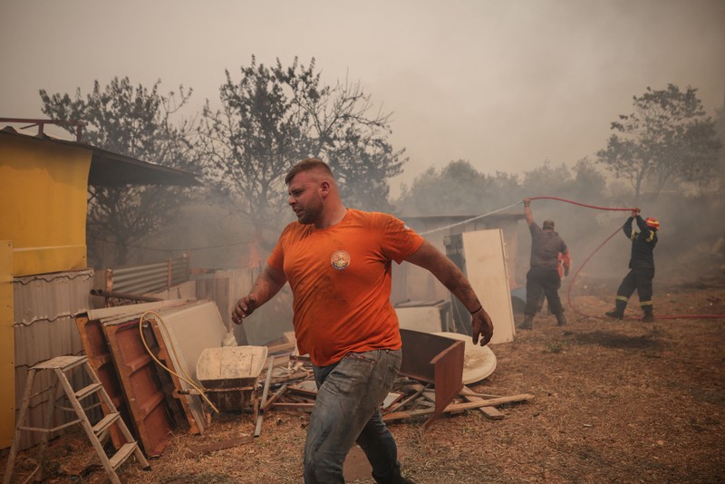 Yunani kembali dilanda kebakaran hutan besar yang menghanguskan lebih dari 100 rumah di wilayah barat laut Athena, Selasa (4/8/2026). (REUTERS/Louisa Gouliamaki)