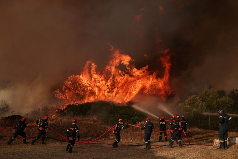 Yunani kembali dilanda kebakaran hutan besar yang menghanguskan lebih dari 100 rumah di wilayah barat laut Athena, Selasa (4/8/2026). (REUTERS/Louisa Gouliamaki)