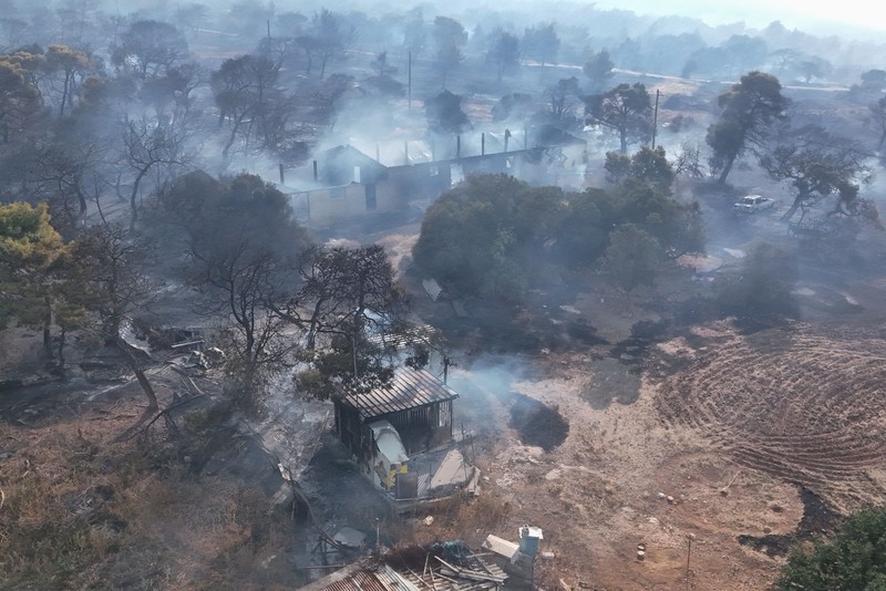Yunani kembali dilanda kebakaran hutan besar yang menghanguskan lebih dari 100 rumah di wilayah barat laut Athena, Selasa (4/8/2026). (REUTERS/Louisa Gouliamaki)