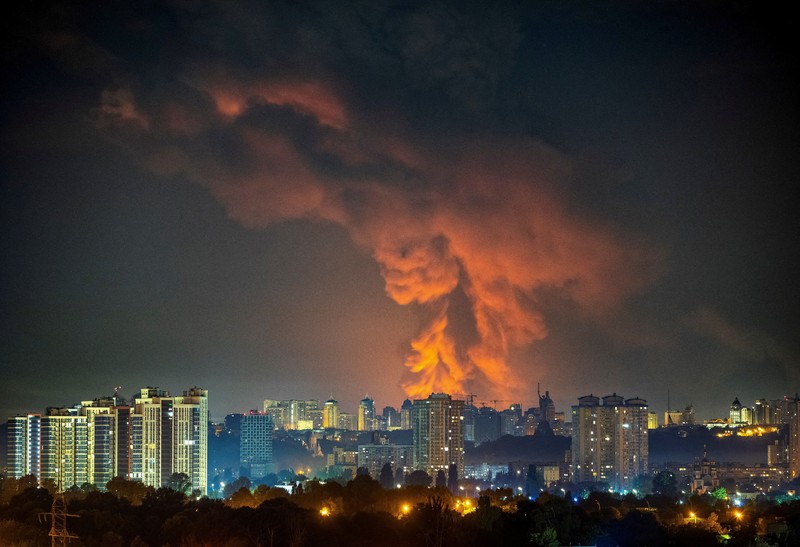 Asap membubung di atas wilayah Kyiv saat serangan rudal Rusia menghantam ibu kota Ukraina dalam gelombang serangan terbaru, Rabu (5/8/2026). (REUTERS/Vladyslav Sodel)