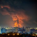 Asap membubung di atas wilayah Kyiv saat serangan rudal Rusia menghantam ibu kota Ukraina dalam gelombang serangan terbaru, Rabu (5/8/2026). (REUTERS/Vladyslav Sodel)