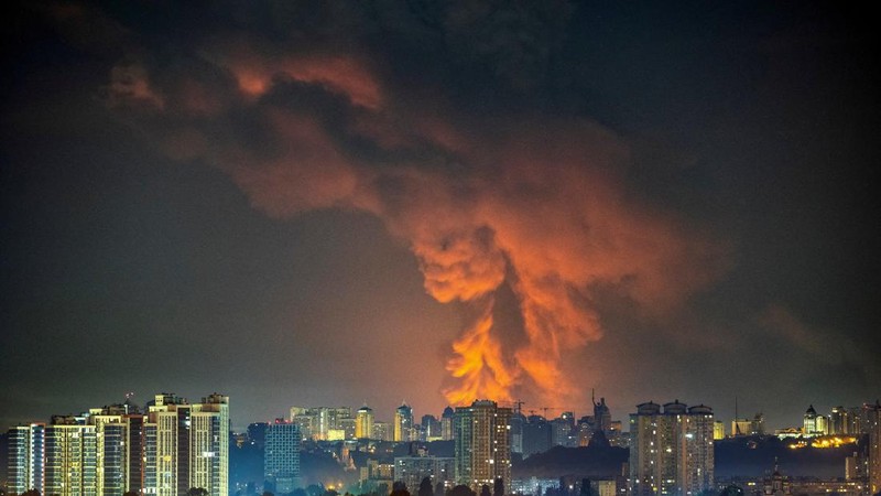 Asap membubung di atas wilayah Kyiv saat serangan rudal Rusia menghantam ibu kota Ukraina dalam gelombang serangan terbaru, Rabu (5/8/2026). (REUTERS/Vladyslav Sodel)