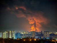 Asap membubung di atas wilayah Kyiv saat serangan rudal Rusia menghantam ibu kota Ukraina dalam gelombang serangan terbaru, Rabu (5/8/2026). (REUTERS/Vladyslav Sodel)
