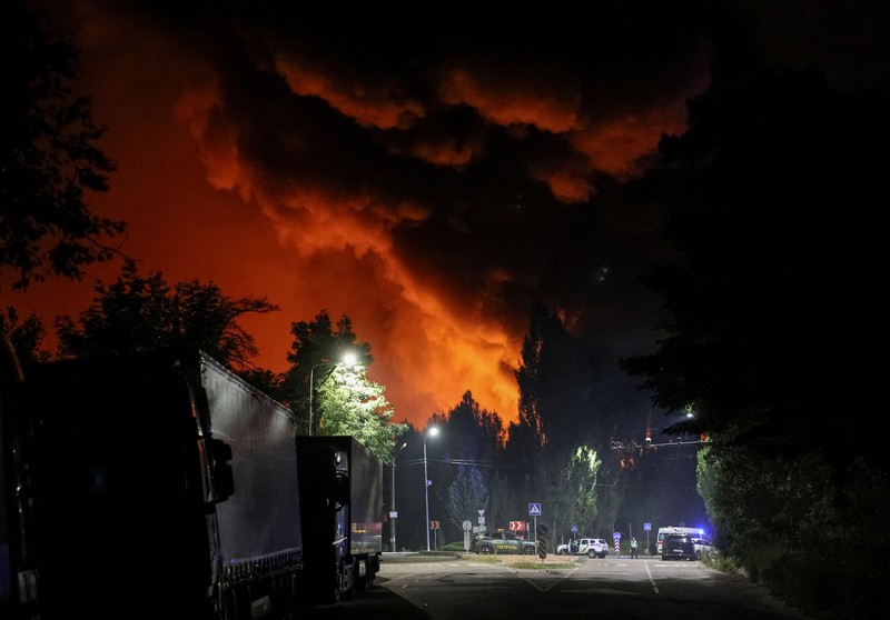 Asap membubung di atas wilayah Kyiv saat serangan rudal Rusia menghantam ibu kota Ukraina dalam gelombang serangan terbaru, Rabu (5/8/2026). (REUTERS/Vladyslav Sodel)
