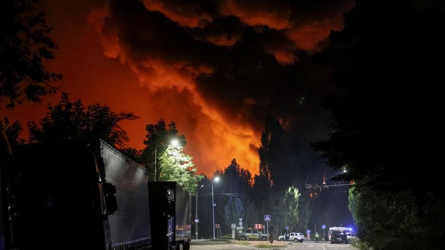 Asap membubung ke langit di lokasi serangan rudal Rusia, di tengah serangan Rusia terhadap Ukraina, di wilayah Kyiv, Ukraina, 5 Agustus 2026.