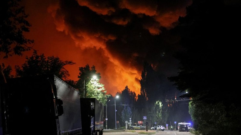 Asap membubung ke langit di lokasi serangan rudal Rusia, di tengah serangan Rusia terhadap Ukraina, di wilayah Kyiv, Ukraina, 5 Agustus 2026.
