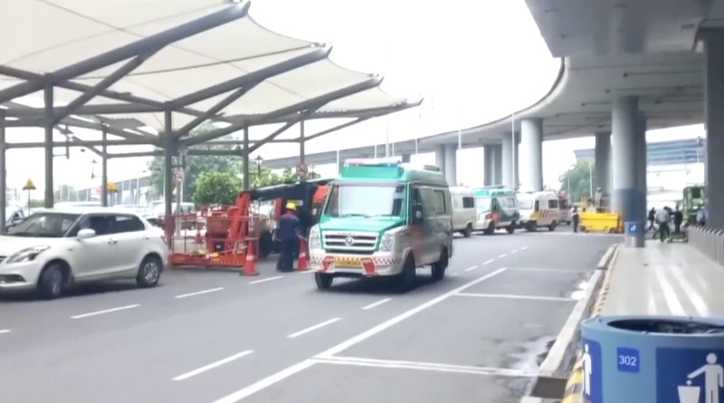 Beberapa penumpang dan awak kabin Air India mengalami cedera setelah pesawat yang melayani rute Phuket, Thailand, menuju Delhi, India, mengalami turbulensi singkat saat penerbangan pada Selasa (4/8/2026). (Tangkapan Layar Video Reuters/ANI)