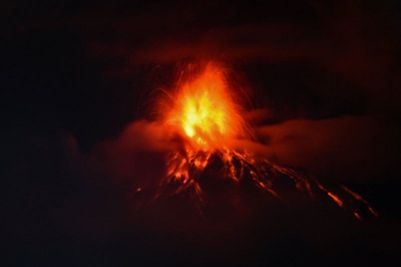 Gunung berapi Fuego di Guatemala meletus, menyemburkan lava dan bebatuan setelah pihak berwenang menaikkan tingkat siaga menjadi oranye, Selasa (4/8/2026). (REUTERS/Cristina Chiquin)