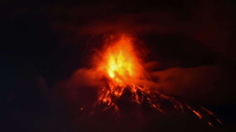 Gunung berapi Fuego di Guatemala meletus, menyemburkan lava dan bebatuan setelah pihak berwenang menaikkan tingkat siaga menjadi oranye, Selasa (4/8/2026). Gunung berapi Fuego di Guatemala meletus, menyemburkan lava dan bebatuan setelah pihak berwenang menaikkan tingkat siaga menjadi oranye, Selasa (4/8/2026). (REUTERS/Cristina Chiquin)