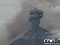 Gunung berapi Fuego di Guatemala meletus, menyemburkan lava dan bebatuan setelah pihak berwenang menaikkan tingkat siaga menjadi oranye, Selasa (4/8/2026). (REUTERS/Cristina Chiquin)