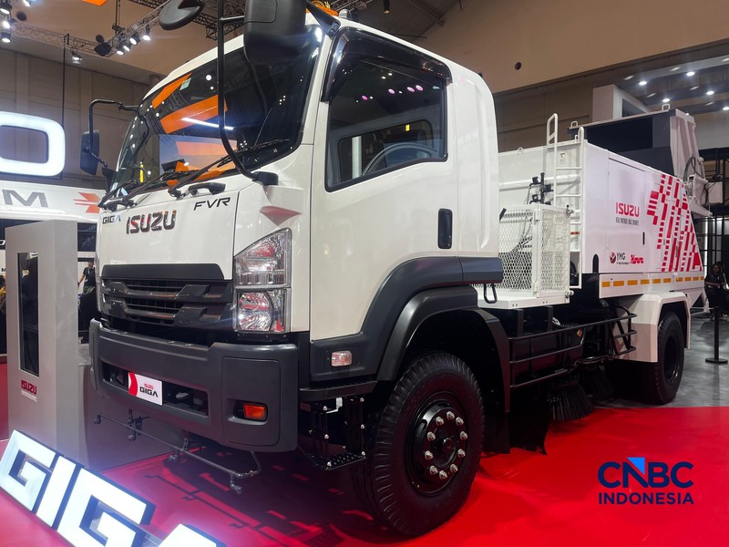 Isuzu memamerkan Isuzu Giga VFR yang dapat membersihkan jalanan dengan mesin otomatis pada ajang GIIAS 2026 di BSD, Tangerang, Banten, Rabu (5/8/2026). (CNBC Indonesia/Ferry Sandi)
