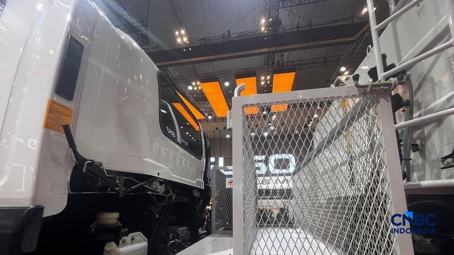 Isuzu memamerkan Isuzu Giga VFR nan dapat membersihkan jalanan dengan mesin otomatis pada arena GIIAS 2026 di BSD, Tangerang, Banten, Rabu (5/8/2026). (CNBC Indonesia/Ferry Sandi)