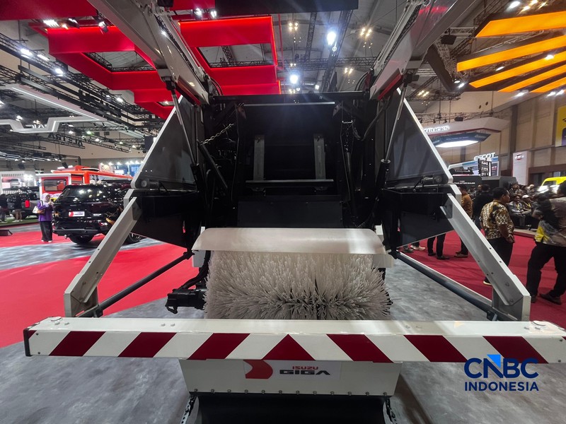Isuzu memamerkan Isuzu Giga VFR yang dapat membersihkan jalanan dengan mesin otomatis pada ajang GIIAS 2026 di BSD, Tangerang, Banten, Rabu (5/8/2026). (CNBC Indonesia/Ferry Sandi)