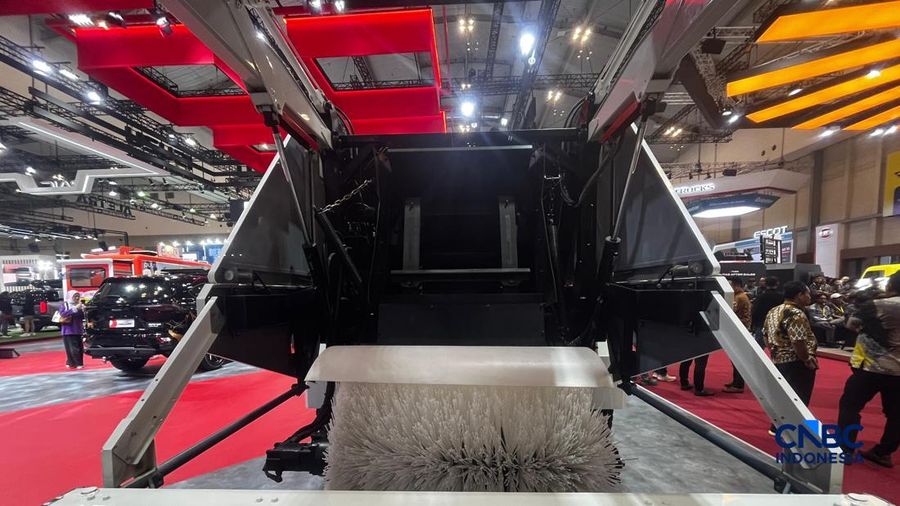 Isuzu memamerkan Isuzu Giga VFR nan dapat membersihkan jalanan dengan mesin otomatis pada arena GIIAS 2026 di BSD, Tangerang, Banten, Rabu (5/8/2026). (CNBC Indonesia/Ferry Sandi)