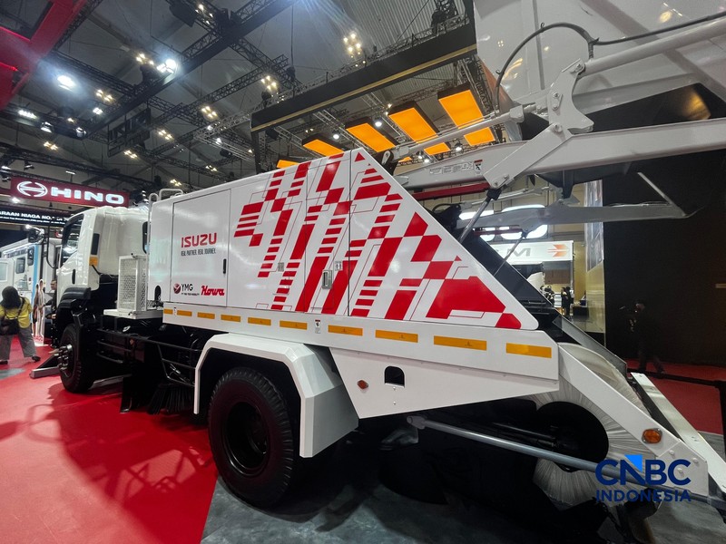 Isuzu memamerkan Isuzu Giga VFR yang dapat membersihkan jalanan dengan mesin otomatis pada ajang GIIAS 2026 di BSD, Tangerang, Banten, Rabu (5/8/2026). (CNBC Indonesia/Ferry Sandi)