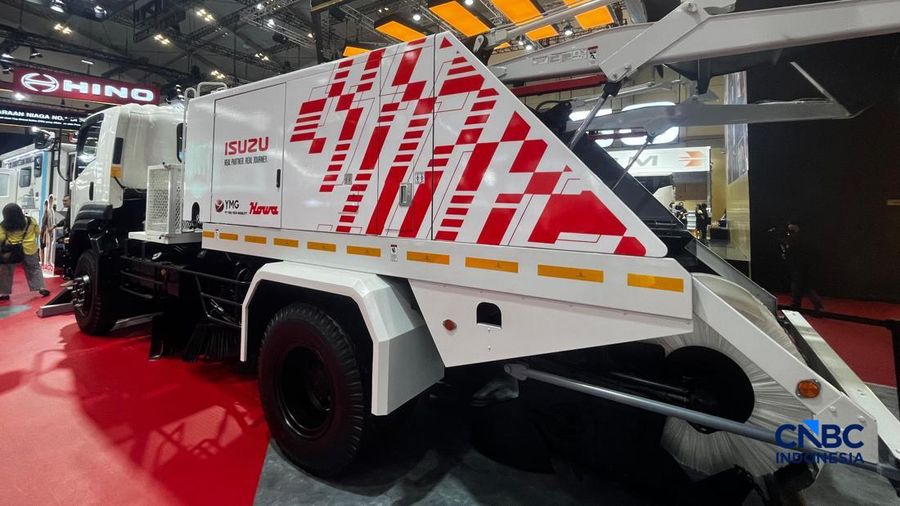 Isuzu memamerkan Isuzu Giga VFR nan dapat membersihkan jalanan dengan mesin otomatis pada arena GIIAS 2026 di BSD, Tangerang, Banten, Rabu (5/8/2026). (CNBC Indonesia/Ferry Sandi)