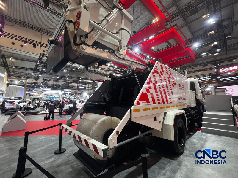 Isuzu memamerkan Isuzu Giga VFR yang dapat membersihkan jalanan dengan mesin otomatis pada ajang GIIAS 2026 di BSD, Tangerang, Banten, Rabu (5/8/2026). (CNBC Indonesia/Ferry Sandi)