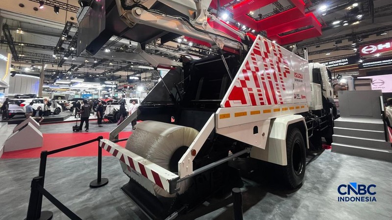 Isuzu memamerkan Isuzu Giga VFR yang dapat membersihkan jalanan dengan mesin otomatis pada ajang GIIAS 2026 di BSD, Tangerang, Banten, Rabu (5/8/2026). (CNBC Indonesia/Ferry Sandi)
