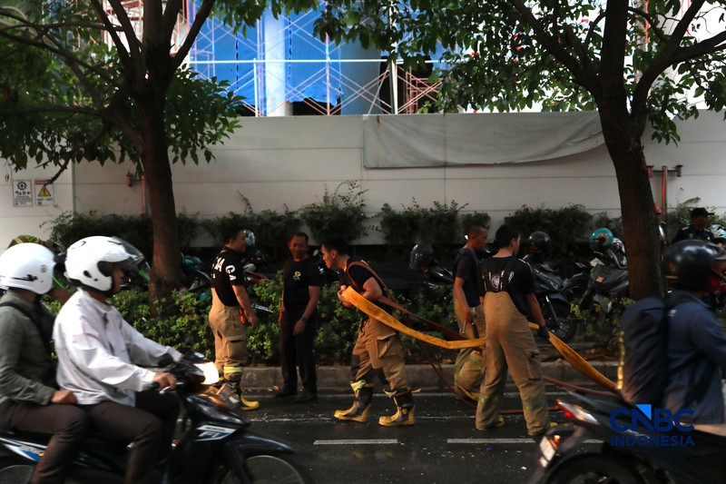 Kebakaran melanda sebuah bangunan lima lantai di Jalan Cikini Raya Nomor 91, Kelurahan Cikini, Kecamatan Menteng, Jakarta Pusat, Rabu (5/8/2026) sore. (CNBC Indonesia/Muhammad Sabki)