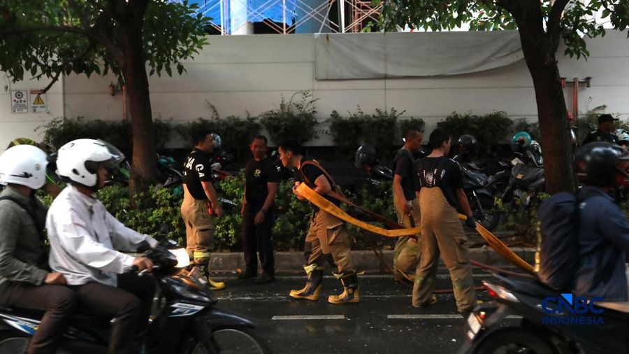 Kebakaran melanda sebuah bangunan lima lantai di Jalan Cikini Raya Nomor 91, Kelurahan Cikini, Kecamatan Menteng, Jakarta Pusat, Rabu (5/8/2026) sore. (CNBC Indonesia/Muhammad Sabki)