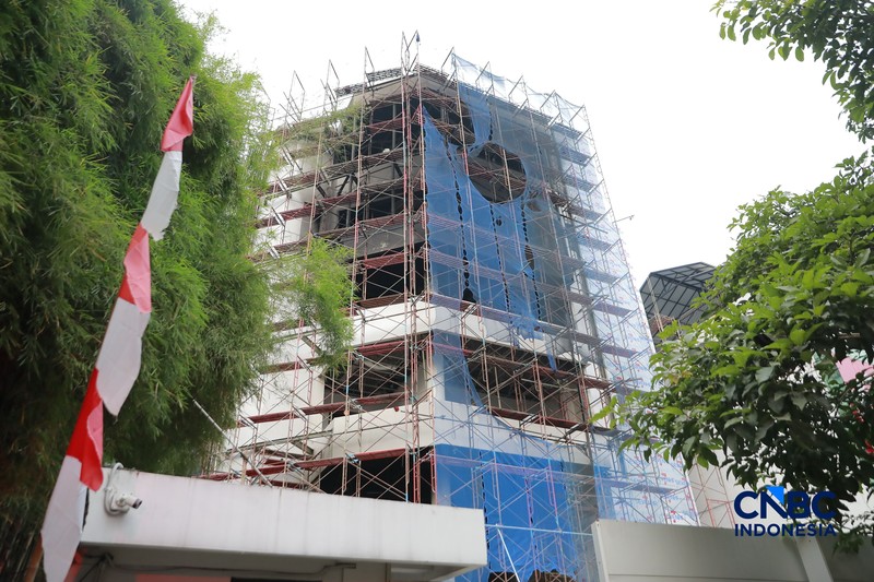 Kebakaran melanda sebuah bangunan lima lantai di Jalan Cikini Raya Nomor 91, Kelurahan Cikini, Kecamatan Menteng, Jakarta Pusat, Rabu (5/8/2026) sore. (CNBC Indonesia/Muhammad Sabki)