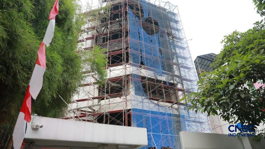 Kebakaran melanda sebuah bangunan lima lantai di Jalan Cikini Raya Nomor 91, Kelurahan Cikini, Kecamatan Menteng, Jakarta Pusat, Rabu (5/8/2026) sore. (CNBC Indonesia/Muhammad Sabki)