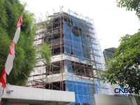 Kebakaran melanda sebuah bangunan lima lantai di Jalan Cikini Raya Nomor 91, Kelurahan Cikini, Kecamatan Menteng, Jakarta Pusat, Rabu (5/8/2026) sore. (CNBC Indonesia/Muhammad Sabki)