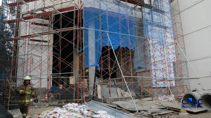 Kebakaran melanda sebuah bangunan lima lantai di Jalan Cikini Raya Nomor 91, Kelurahan Cikini, Kecamatan Menteng, Jakarta Pusat, Rabu (5/8/2026) sore. (CNBC Indonesia/Muhammad Sabki)