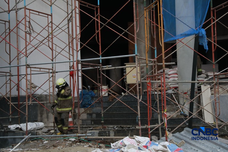 Kebakaran melanda sebuah bangunan lima lantai di Jalan Cikini Raya Nomor 91, Kelurahan Cikini, Kecamatan Menteng, Jakarta Pusat, Rabu (5/8/2026) sore. (CNBC Indonesia/Muhammad Sabki)