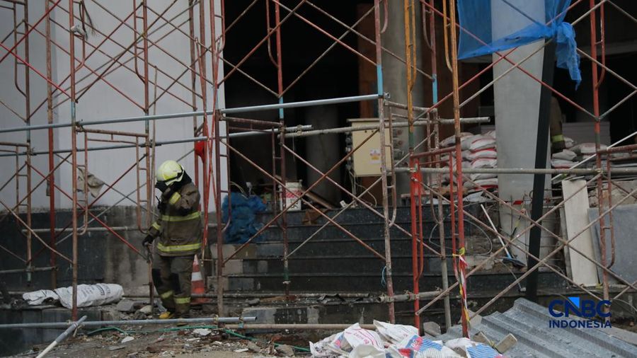 Kebakaran melanda sebuah bangunan lima lantai di Jalan Cikini Raya Nomor 91, Kelurahan Cikini, Kecamatan Menteng, Jakarta Pusat, Rabu (5/8/2026) sore. (CNBC Indonesia/Muhammad Sabki)