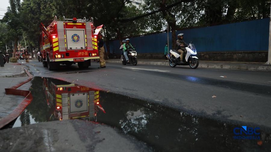 Kebakaran melanda sebuah bangunan lima lantai di Jalan Cikini Raya Nomor 91, Kelurahan Cikini, Kecamatan Menteng, Jakarta Pusat, Rabu (5/8/2026) sore. (CNBC Indonesia/Muhammad Sabki)