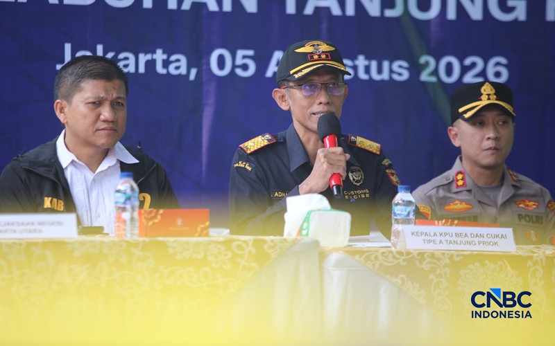 Petugas Bea Cukai memeriksa barang impor kendaraan bermotor ilegal saat konferensi pers Hasil Penindakan Atas Impor Kendaraan Bermotor Berkapasitas Besar di Pelabuhan Tanjung Priok, Jakarta Rabu (5/8/2026). (CNBC Indonesia/Faisal Rahman)