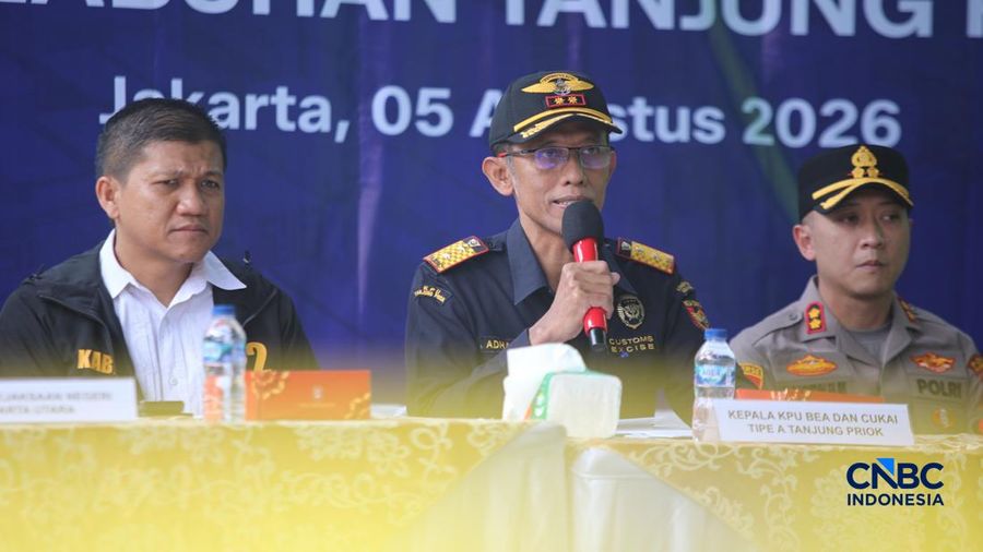Kepala KPU Bea dan Cukai Tipe A Tanjung Priok, Adhang Noegroho Adhi saat konferensi pers Hasil Penindakan Atas Impor Kendaraan Bermotor Berkapasitas Besar di Pelabuhan Tanjung Priok, Jakarta  Rabu (5/8/2026).