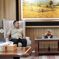 Kepala Staf Kepresidenan, Jenderal (Purn.) Prof. Dr. Dudung Abdurachman menerima kunjungan jajaran Direksi PT Pertamina (Persero) yang di wakili oleh Wakil Direktur Utama di Gedung Bina Graha, Jakarta, Selasa (4/8). (Tangkapan layar Instagram)