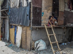 Jakarta Poverty Rate Falls Below 4% for First Time, Governor Says